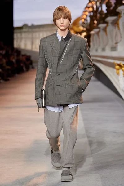 Look 15